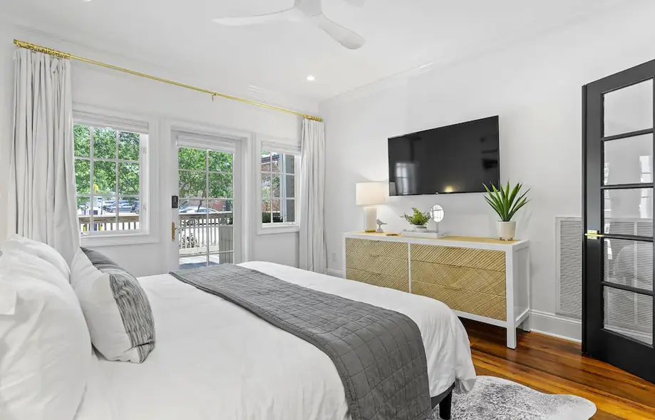 Waterfront, Sunset Views! Historic Dwtn-King Bed-Luxury with Free Parking! 