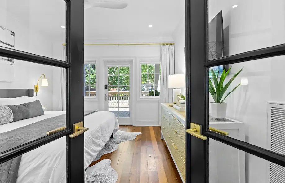 Waterfront, Sunset Views! Historic Dwtn-King Bed-Luxury with Free Parking! 