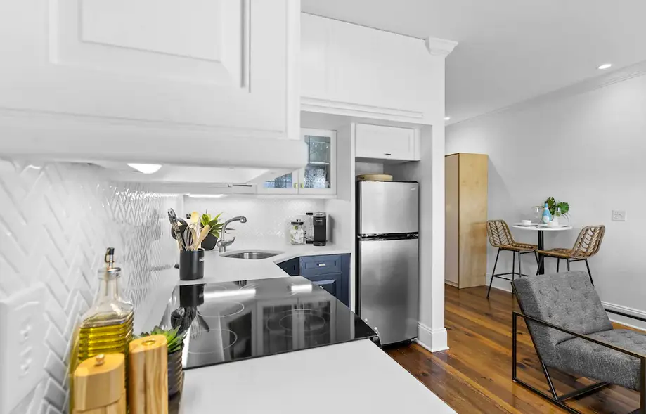 Waterfront, Sunset Views! Historic Dwtn-King Bed-Luxury with Free Parking! 