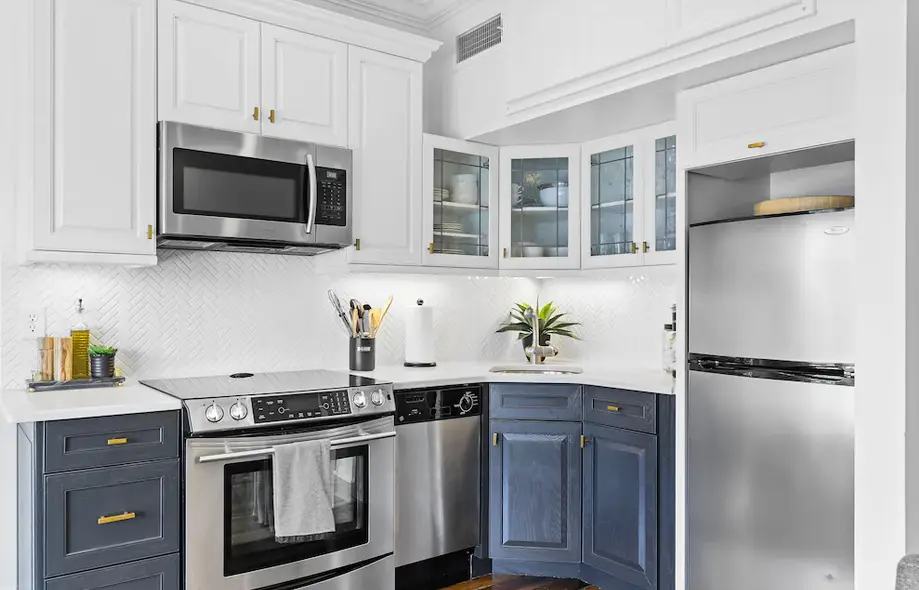 Waterfront, Sunset Views! Historic Dwtn-King Bed-Luxury with Free Parking! 